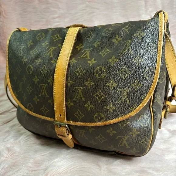 Louis Vuitton Saumur 35 Monogram Crossbody Messenger Bag - Picture 4 of 16
